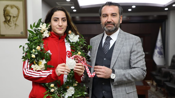 Gizem Özer'e Elazığ'da coşkulu karşılama