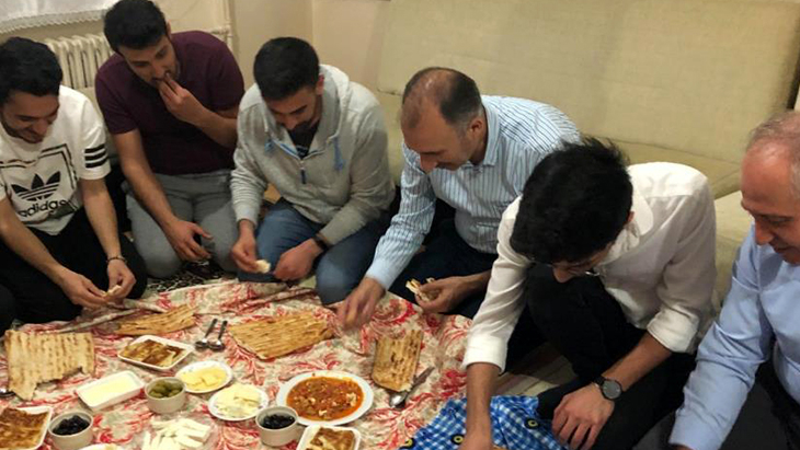 Rektör Göktaş, öğrenci evinde sahur yaptı