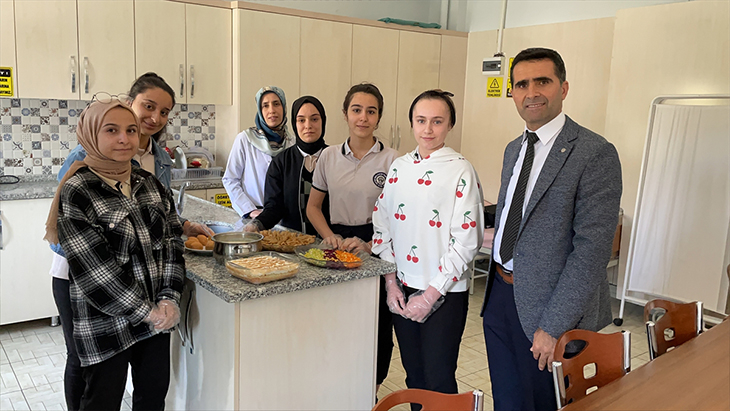 Meslek lisesi öğrencilerinden büyüklerine vefa