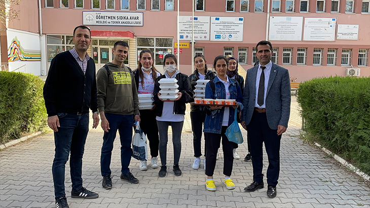 Meslek lisesi öğrencilerinden büyüklerine vefa