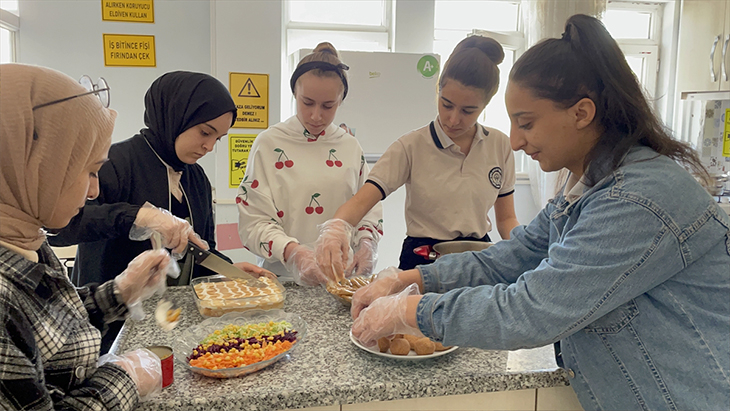 Meslek lisesi öğrencilerinden büyüklerine vefa
