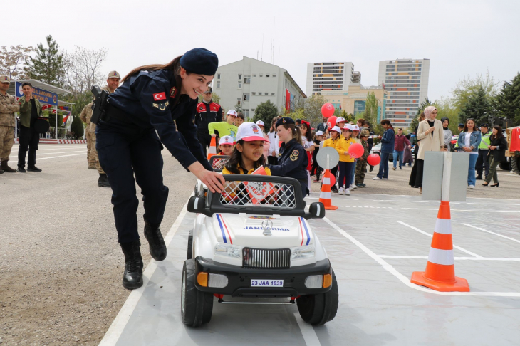 Jandarma ekipleri, çocukları misafir etti