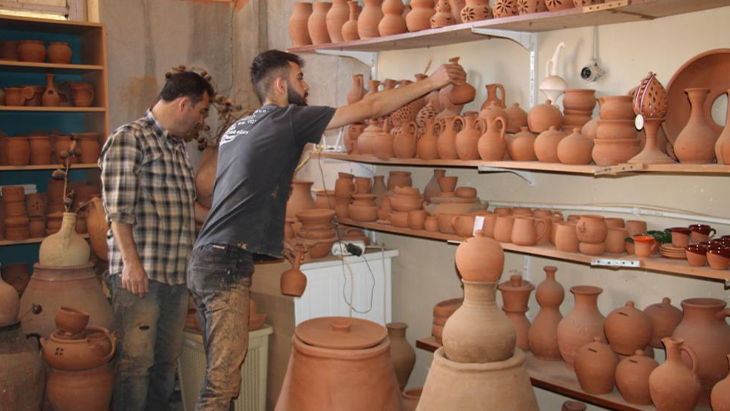 Bileziklerini satıp atölye açtı, toprağa şekil vermeye başladı