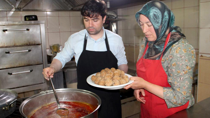 Kaymakam Vural kolları sıvadı, harput köfte yaptı