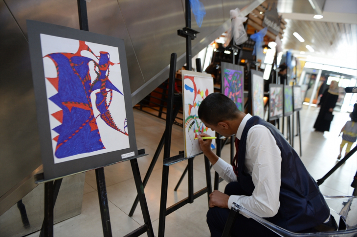 Zihinsel engelli ressam genç 2. kişisel sergisini açtı