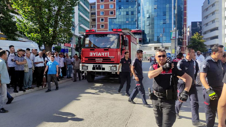 Otomobil vatandaşların arasına daldı