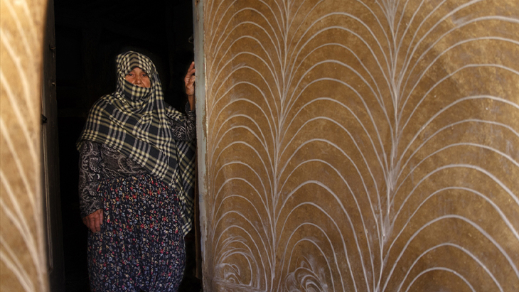 Kadınlar evlerinin duvarlarını parmaklarıyla süslüyor