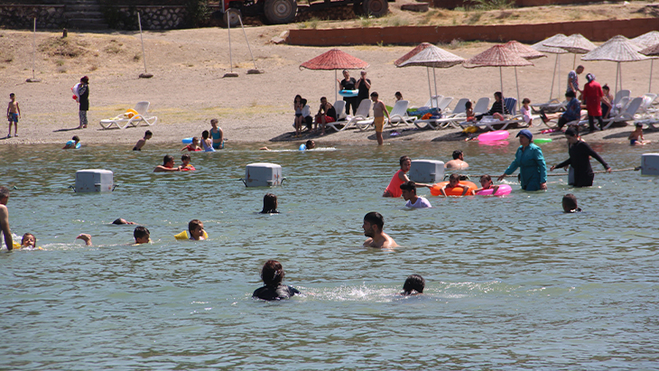Sıcaktan bunalanlar Hazar Gölü'ne akın etti
